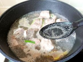 焯水期间把表面的浮沫撇除干净。