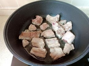锅热倒入食用油，油温微微上升下排骨煎。