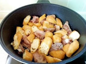 放入切好的油豆腐块。