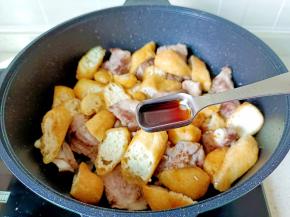 加入生抽两勺。