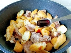 加入蚝油两勺。