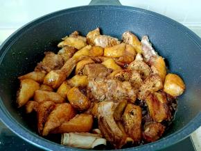 开大火将调味料翻炒均匀。