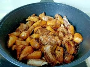 开大火将调味料翻炒均匀。