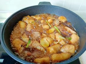 加入适量的开水，开大火炖煮转中火慢慢炖。