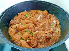 炖煮到汤汁差不多时加盐调味，撒葱花即可起锅。