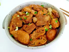 油豆腐吸满汤汁，咬一口好满足！