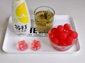 准备好其它食材，绿茶泡出茶香晾凉。