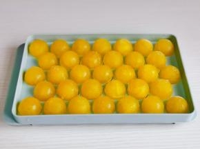 黄桃去皮榨汁过滤冻成冰球。