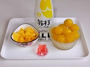 切一碗黄桃果肉。