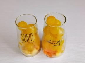 加入黄桃汁冰球。