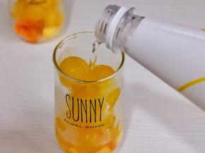 再加入苏打水。