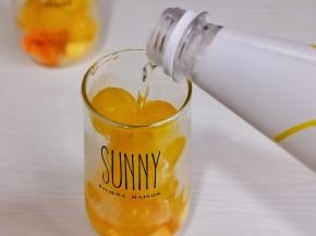 再加入苏打水。