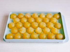 青提榨汁过滤冻成冰球。