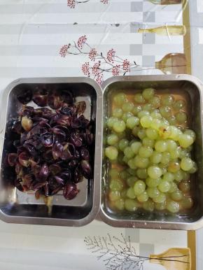 用手挤一下，把葡萄皮和葡萄果肉分离出来，备用！