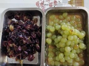 用手挤一下，把葡萄皮和葡萄果肉分离出来，备用！