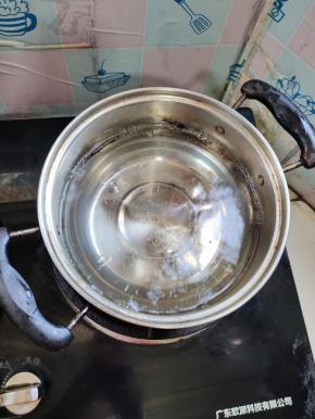 锅中放入1000克水烧开！