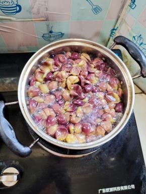 放入葡萄皮，调小火，熬5分钟左右！