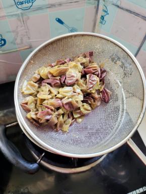 捞出葡萄皮，扔掉！