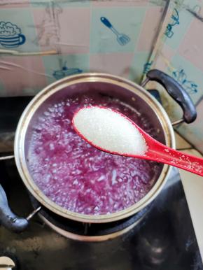 放入三大勺白糖搅拌均匀至融化！