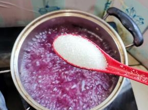 放入三大勺白糖搅拌均匀至融化！