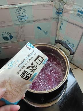 放入100克白凉粉！