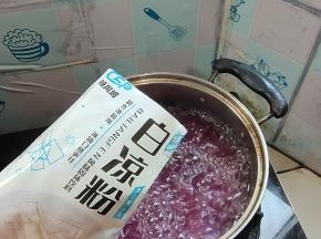 放入100克白凉粉！