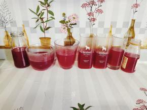 装在容器中，晾至温热后，放入冰箱冷藏2个小时，就凝固成葡萄果冻了！（不要装的太慢，装三分之二就可以了，一会儿还要加奶茶呢！）