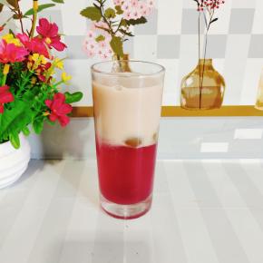 倒入提前泡好的奶茶，搅拌一下即可食用！（没有奶茶的也可以用椰奶来代替，味道也不错哦！特别香醇！奶茶或者椰奶放在冰箱冷藏一下，再加进去风味更佳！）