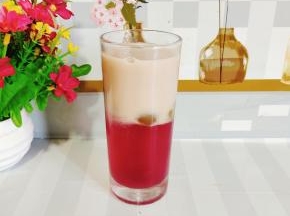 倒入提前泡好的奶茶，搅拌一下即可食用！（没有奶茶的也可以用椰奶来代替，味道也不错哦！特别香醇！奶茶或者椰奶放在冰箱冷藏一下，再加进去风味更佳！）