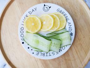 青瓜刨出1片薄长条，柠檬切3片去籽。