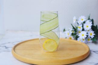 杯壁上贴一条黄瓜片，