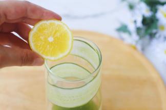 挤入柠檬汁，
