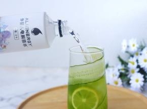 倒入气泡水，