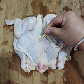 用牙签扎满孔！这样腌制的时候更加入味儿！