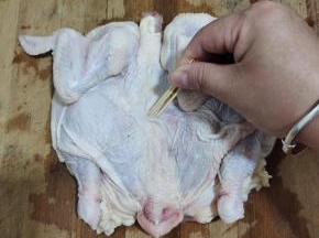 用牙签扎满孔！这样腌制的时候更加入味儿！