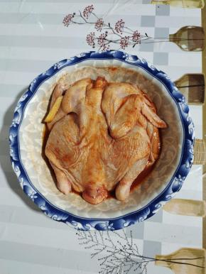 放入生姜，料酒去腥增香，再加入盐，奥尔良腌料，少许清水，先给它按摩15分钟，彻底放松！再加入玉米淀粉和少量的食用油，再次给它涂抹均匀！放到冰箱冷藏腌制6~8个小时以上！（我每次都是提前一晚上腌制，第二天中午拿出来炸，腌的越久它越入味儿！中途多给它翻面几次！吸饱汤汁儿，口感才更鲜嫩多汁儿！）