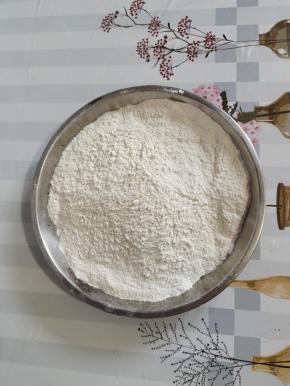 炸鸡裹粉：三碗普通面粉，半碗玉米淀粉，少量的泡打粉和椒盐（没有椒盐也可以直接用盐来代替！）搅拌均匀就可以了！（如果家里没有这么多的话，可以去超市直接买脆皮粉！）