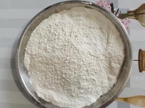 炸鸡裹粉：三碗普通面粉，半碗玉米淀粉，少量的泡打粉和椒盐（没有椒盐也可以直接用盐来代替！）搅拌均匀就可以了！（如果家里没有这么多的话，可以去超市直接买脆皮粉！）