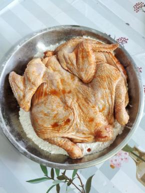 把腌好的鸡放进裹粉，反复拍打按压！先裹上一层！这一步最简单其实也最关键！裹上以后休息一下，让它粘牢！