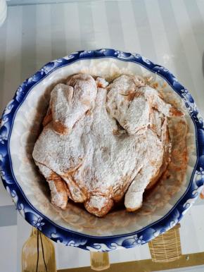 再放进腌鸡的料汁里面，两面都要均匀的沾上料汁儿！这样裹粉也有味道，特别的香！