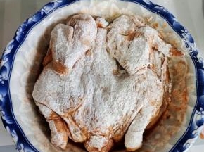 再放进腌鸡的料汁里面，两面都要均匀的沾上料汁儿！这样裹粉也有味道，特别的香！