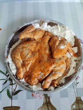 再放进裹粉里面均匀的裹上一层！（裹粉的手法一定是按压拍打，不能反复搓，容易搓出面泥，炸出来的话呢发硬不脆爽！）重复过水裹粉3~4次！