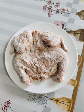 裹好粉的鸡，放在一旁静置一会儿备用！