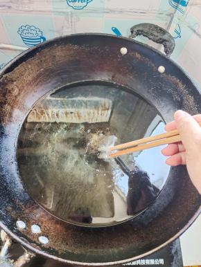 起锅烧油，用干爽的竹筷子扎一下，周围冒泡泡就说明油温达到六七成热了！