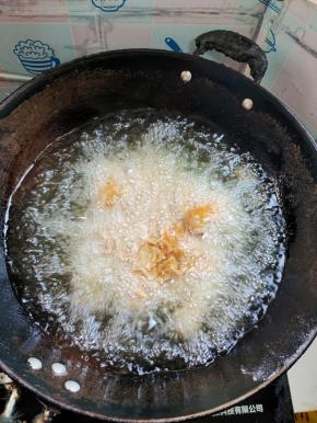 放入整只鸡，放进去后就不要动它了！中火炸至定型！