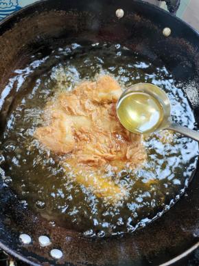 露在外面的用勺子浇油！火力不能过大，过大的话，外面糊掉，里面还没熟透！也不能过低，过低的话，炸的时候容易鼓泡，鸡皮也容易掉落！