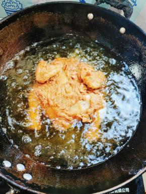 一面大概炸制了2分钟左右，翻面！全程炸了6分钟就可以出锅了！