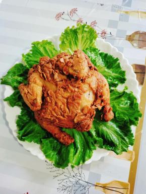 炸好的鸡捞出控油，放在垫有生菜的盘子里！