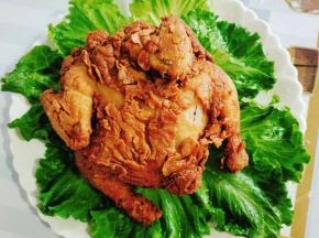 炸好的鸡捞出控油，放在垫有生菜的盘子里！
