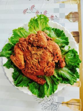 撒上适量的辣椒面和孜然粉就可以开吃了！